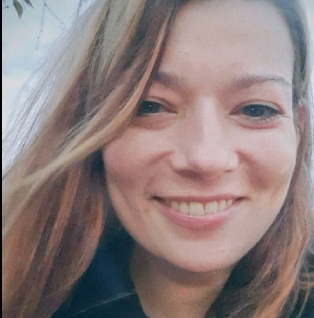 Portret Asi Grotowskiej, nauczycielki angielskiego w Wieży Języków: uśmiechnięta kobieta na tle rozmytej zieleni